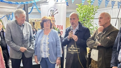 Oktoberfest in Fermo: Die Aufnahme zeigt (vorne von links) Otto Schaudig (Mitglied des Stadtrats Ansbach), Petra Müller (stellvertretende Vorsitzende des Vereins der Freunde von Fermo und Umgebung), Paolo Calcinaro (Bürgermeister Fermo) sowie Francesco Gismondi (Präsident Amici di Ansbach). (Foto: Verein der Freunde von Fermo und Umgebung e. V.)