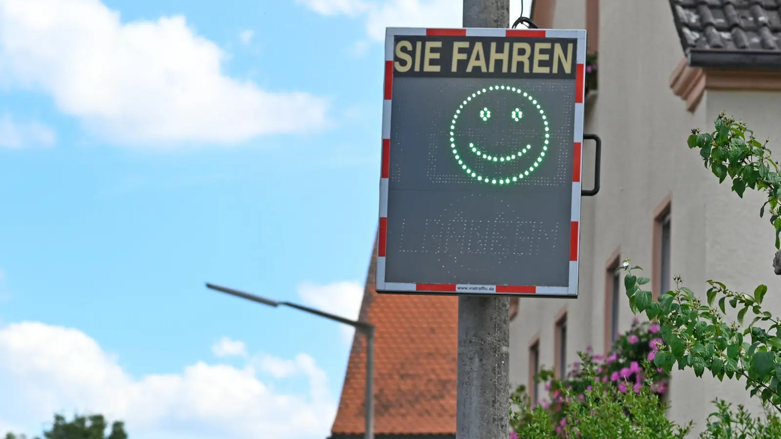 Mit neuen Geschwindigkeitsmesstafeln will die Stadt Ansbach die Sicherheit im Verkehr zum Schulstart erhöhen. (Symbolbild: Jim Albright)