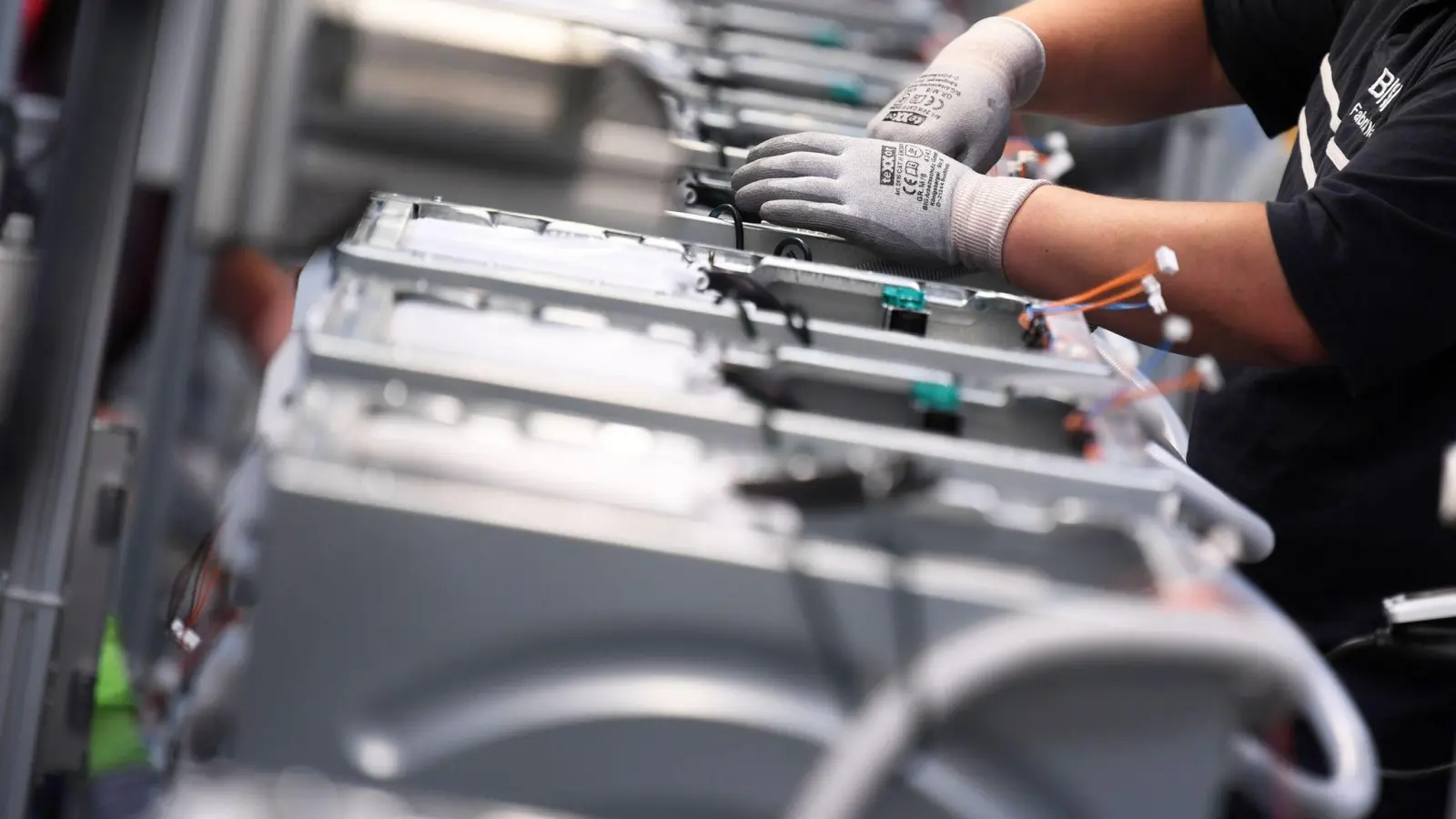 Zweistelliges Auftragsplus im Dezember und auch im Gesamtjahr 2025 mehr Bestellungen als ein Jahr zuvor: In der Elektroindustrie kommen nimmt die Hoffnung zu. (Symbolbild) (Foto: Ralf Hirschberger/dpa-Zentralbild/dpa)