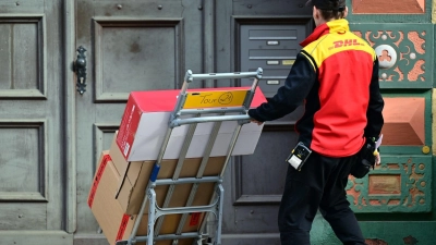 Klassische Briefe gibt es immer seltener. Doch dank des Online-Handels profitiert die Deutsche Post vom Paketversand. (Foto: Martin Schutt/dpa)