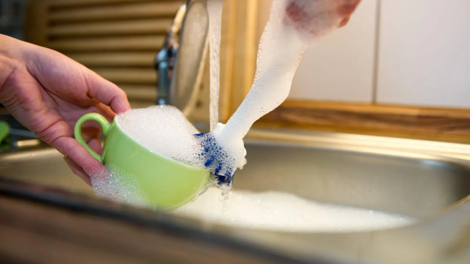 Viel Schaum, wenig Ergebnis: Die meisten Spülmittel reinigen in einer Untersuchung der Zeitschrift „Öko-Test“ nur „mäßig“ bis „dürftig“. (Foto: Inga Kjer/dpa-tmn)