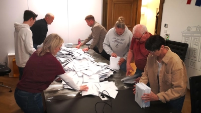 Beim Auszählen der Stimmen für die Kommunalgremien war strukturiertes Arbeiten gefragt. Das Foto zeigt eines der in Schillingsfürst tätigen Teams beim Vorsortieren der Briefwahl-Kuverts. (Foto: Jürgen Binder)