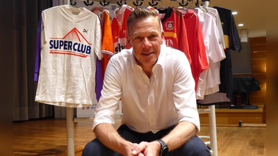 Seine wichtigste Trikots hatte Erik Meijer beim Vortrag im Onoldiasaal dabei. (Foto: Lara Löwe)