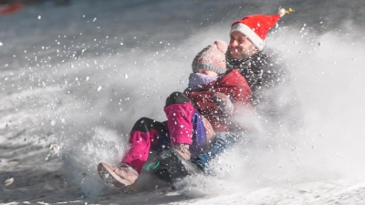 Bei der flotten Fahrt wurde der Schnee schon mal ins Gesicht geschleudert. Doch das schreckte die Rodelfans nicht. (Foto: Mirko Fryska)