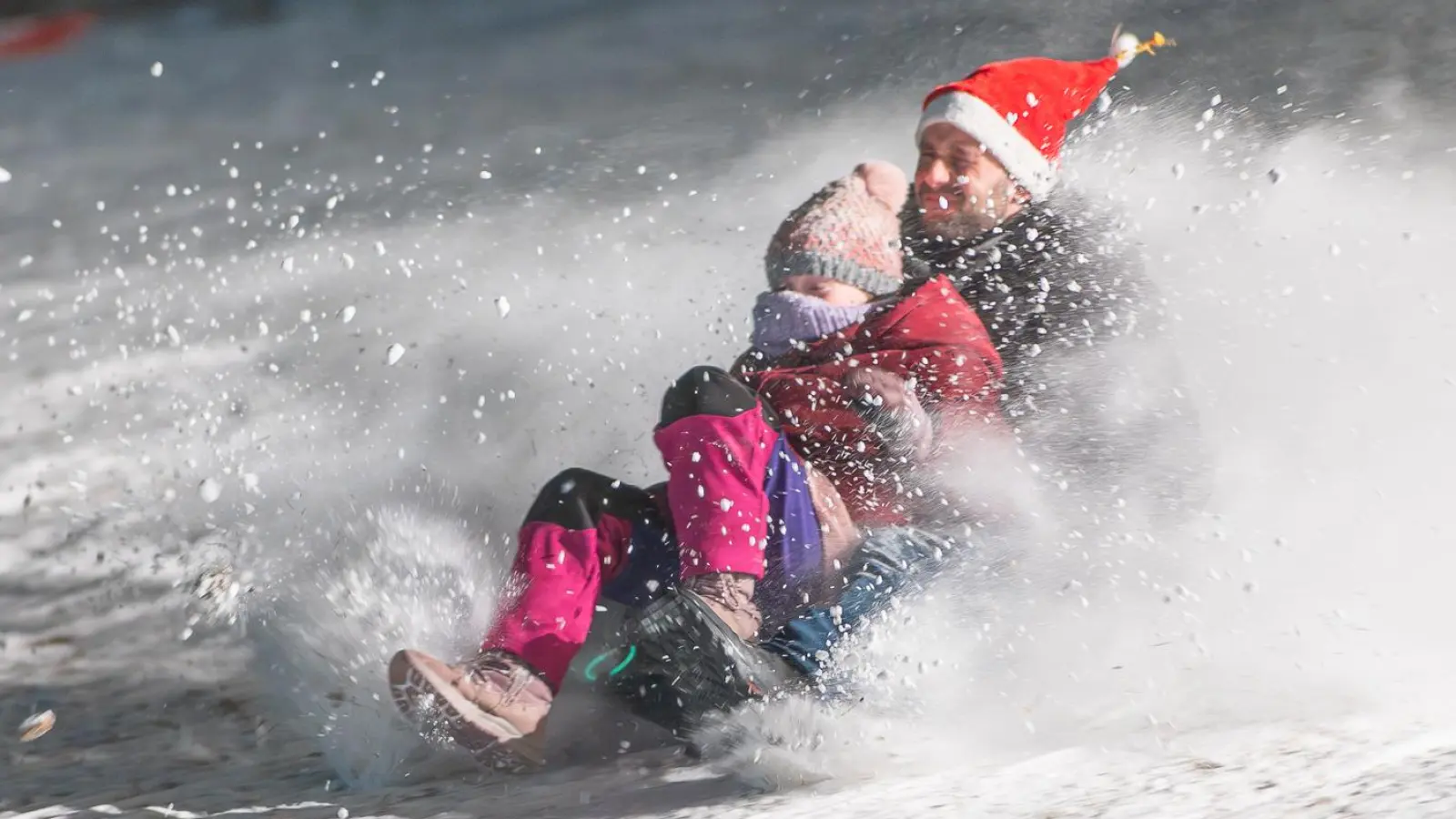 Bei der flotten Fahrt wurde der Schnee schon mal ins Gesicht geschleudert. Doch das schreckte die Rodelfans nicht. (Foto: Mirko Fryska)