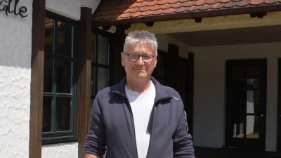 Fritz Schindler vor seinem geliebten Arbeitsplatz, der Hesselberghalle. (Foto: Peter Tippl)