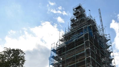 Eingerüstet ist derzeit die Katharinenkirche. Mitte 2025 soll die Sanierung abgeschlossen sein. (Foto: Anita Dlugoß)