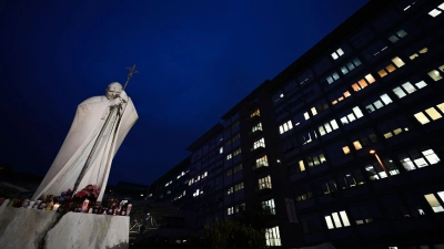 Die Sorge um Papst Franziskus ist seit seiner Einlieferung in die Gemelli-Klinik unter Gläubigen auf der ganzen Welt groß.  (Foto: Andrew Medichini/AP/dpa)