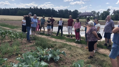 Auf seinen Feldern in Langenloh erläuterte Andreas Fischer (links) seine Landwirtschaft, bei der rund 35 verschiedene Obst- und Gemüsesorten angebaut werden. Foto: Landratsamt Ansbach/Andrea Denzinger (Foto: Landratsamt Ansbach/Andrea Denzinger)