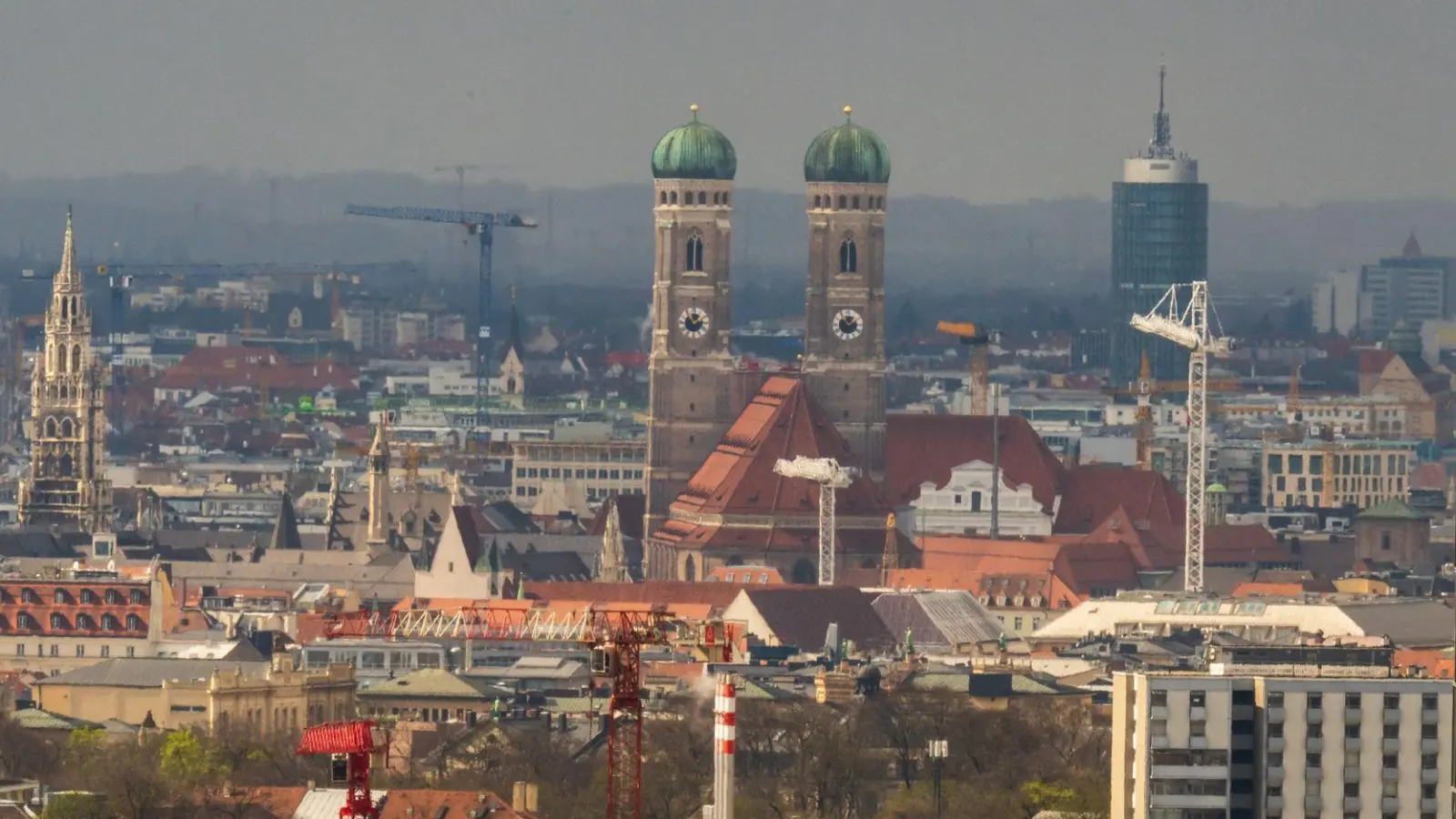Das Zentrum der Münchner Innenstadt mit den markanten Türmen der Frauenkirche, die lange als Maßstab für neu geplante Hochhäuser galten. (Archivfoto) (Foto: Peter Kneffel/dpa)
