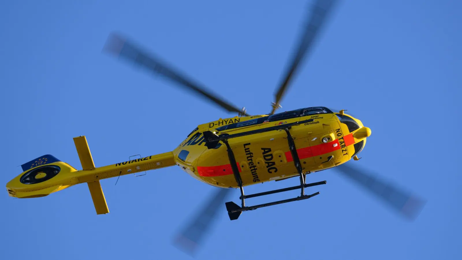 Ein Hubschrauber der ADAC Luftrettung fliegt am Himmel. (Archivbild) (Foto: Robert Michael/dpa)