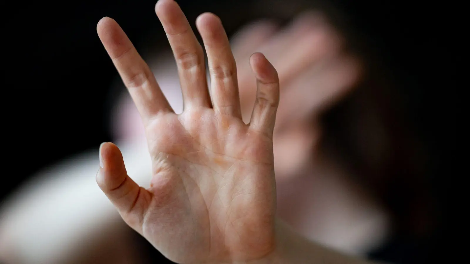 Viele junge Menschen haben laut einer Befragung schon einmal sexualisierte Gewalt erfahren. (Symbolbild) (Foto: Fabian Sommer/dpa)