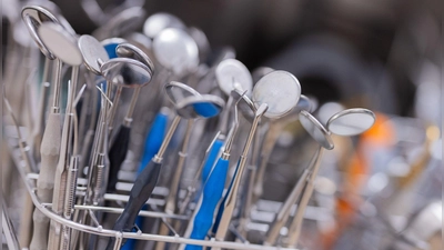 Wegen des Todes eines Patienten ist in Augsburg ein Zahnarzt zu einer Geldstrafe verurteilt worden. (Symbolbild) (Foto: Rolf Vennenbernd/dpa)