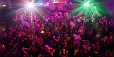 Auch das ist das Altstadtfest: Die After-Show-Partys wie hier in den Kammerspielen locken all jene, die noch nicht genug haben, wenn die Buden in der Altstadt schließen. (Foto: Zeynel Dönmez)