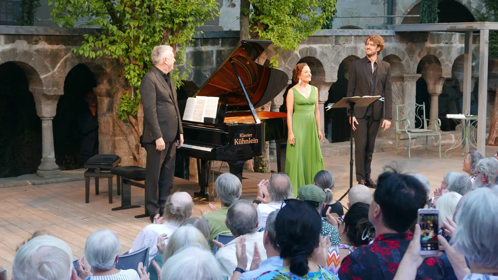 Boten eine facettenreiche Interpretation von Hugo Wolfs „Italienisches Liederbuch“ (von links): Pianist Malcolm Martineau, Christiane Karg und Yannik Debus. (Foto: Roman Kocholl)