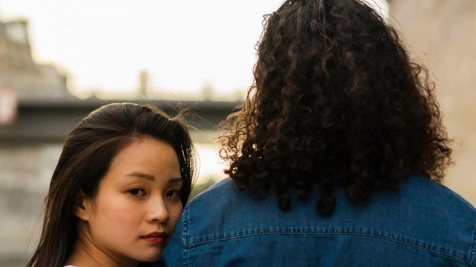 „Dich halt' ich fest“: Milde Formen der Eifersucht kennt wohl fast jeder.  (Foto: Vitta Gallery/Westend61/dpa-tmn)