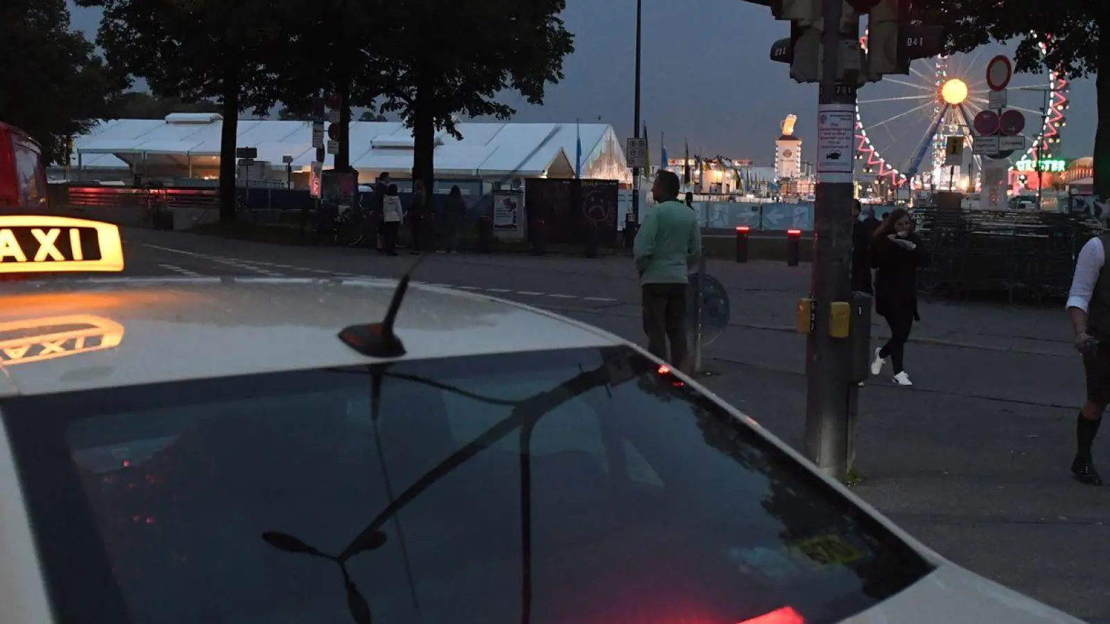 Ein freies Taxi steht an der Theresienwiese. (Foto: Felix Hörhager/dpa)