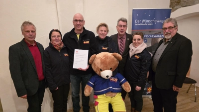 Bei der Preisverleihung waren dabei (von links): Kreisvorsitzender Bernhard Schurz, Käthe Ehrmann (ASB), Robert Griebl (Wünschewagen-Koordinator für Mittelfranken), Andrea Bänker, Uffenheims Bürgermeister Wolfgang Lampe, Anette Klee und SPD-Ehrenvorsitzender Gerhard Gröner. (Foto: Hans-Bernd Glanz)