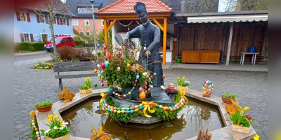 Mitglieder des Dorfvereins „Elbersroth Rundum“ sowie fleißige Helferinnen und Helfer haben den gesamten Dorfplatz samt Brunnen für das Osterfest geschmückt. Laut Dorfverein wurden für die Dekoration insgesamt rund 800 Eier benötigt. Allein den Brunnen zieren nahezu 500 Exemplare.  (Foto: Werner Wenk)
