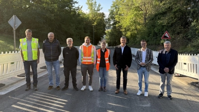 Nach Abschluss der Sanierung wurde die Neustädter Straße wieder für den Verkehr freigegeben. Vertreterinnen und Vertreter der beteiligten Behörden und Firmen zeigten sich zufrieden mit dem Verlauf der Maßnahme. (von links) Planer Fabian Fischer, Bürgermeister Johannes Förthner, Robert Oster und Lukas Herrmann von der Firma Franken Asphalt, Nele Schilling und Werner Vollbracht vom Staatlichen Bauamt, Landrat Marco Meier und Erwin Christofori vom Ingenieurbüro Christofori und Partner. (Foto: Yvonne Neckermann)