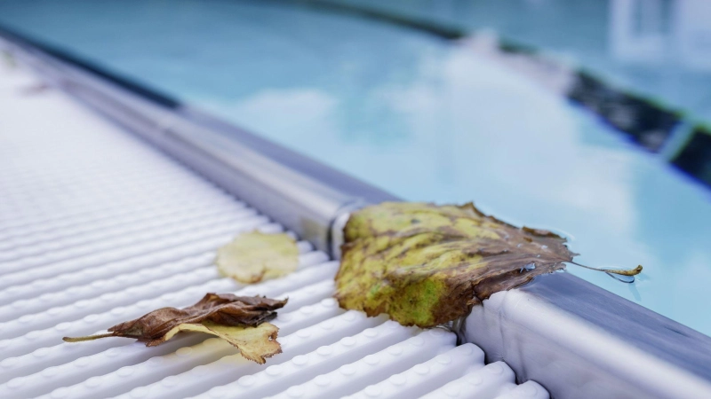 Wer einen Pool unter Nachbars Eichen baut, kann keine Entschädigung für den Laubfall verlangen. (Foto: Andreas Arnold/dpa/dpa-tmn)