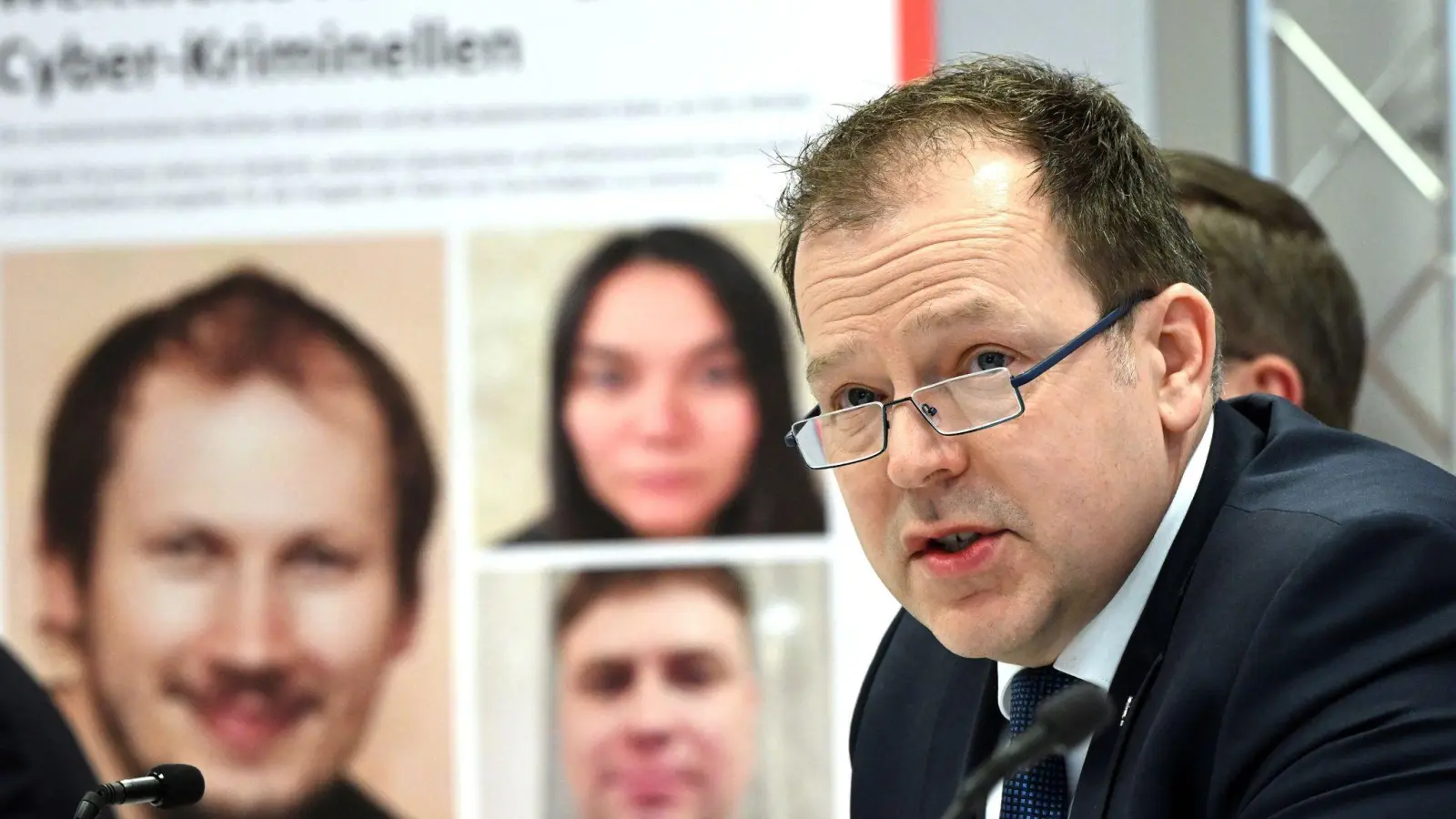 Dirk Kunze, Leiter des Dezernats 42 im Landeskriminalamt Nordrhein-Westfalen, beantwortet Fragen zu dem international agierenden Netzwerk. (Foto: Federico Gambarini/dpa)