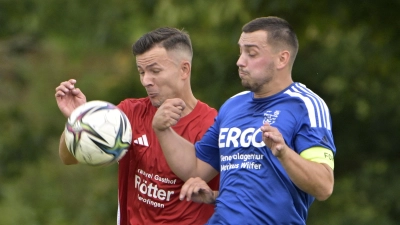 Das Topspiel zwischen dem SC Aufkirchen (links Jonas Schröder) und Fortuna Neuses (Anton Schröferl) endete vor einer Woche unentschieden 2:2. Am Sonntag muss der SCA nach Hofstetten, die Fortuna empfängt den TSV Greding zum Spitzenspiel. (Foto: Martin Rügner)