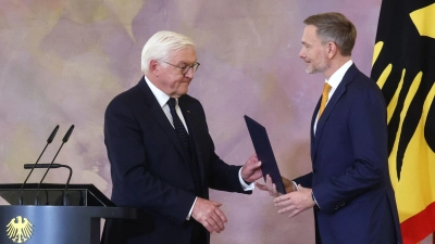 Es kam anders als geplant: Bundespräsident Steinmeier überreicht FDP Chef Christian Lindner die Entlassungsurkunde.  (Foto: Christoph Soeder/dpa)