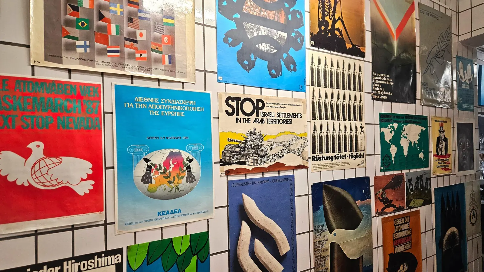 Die ausgestellten Plakate sind Teil der „International Peace Poster Exibition”, die während der 1980er Jahre zusammengestellt wurde.  (Foto: Lutz Schoenherr)