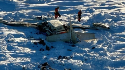 Die Bergung ist wegen des eisigen Wetters schwierig. (Foto: Uncredited/U.S. Coast Guard/AP/dpa)