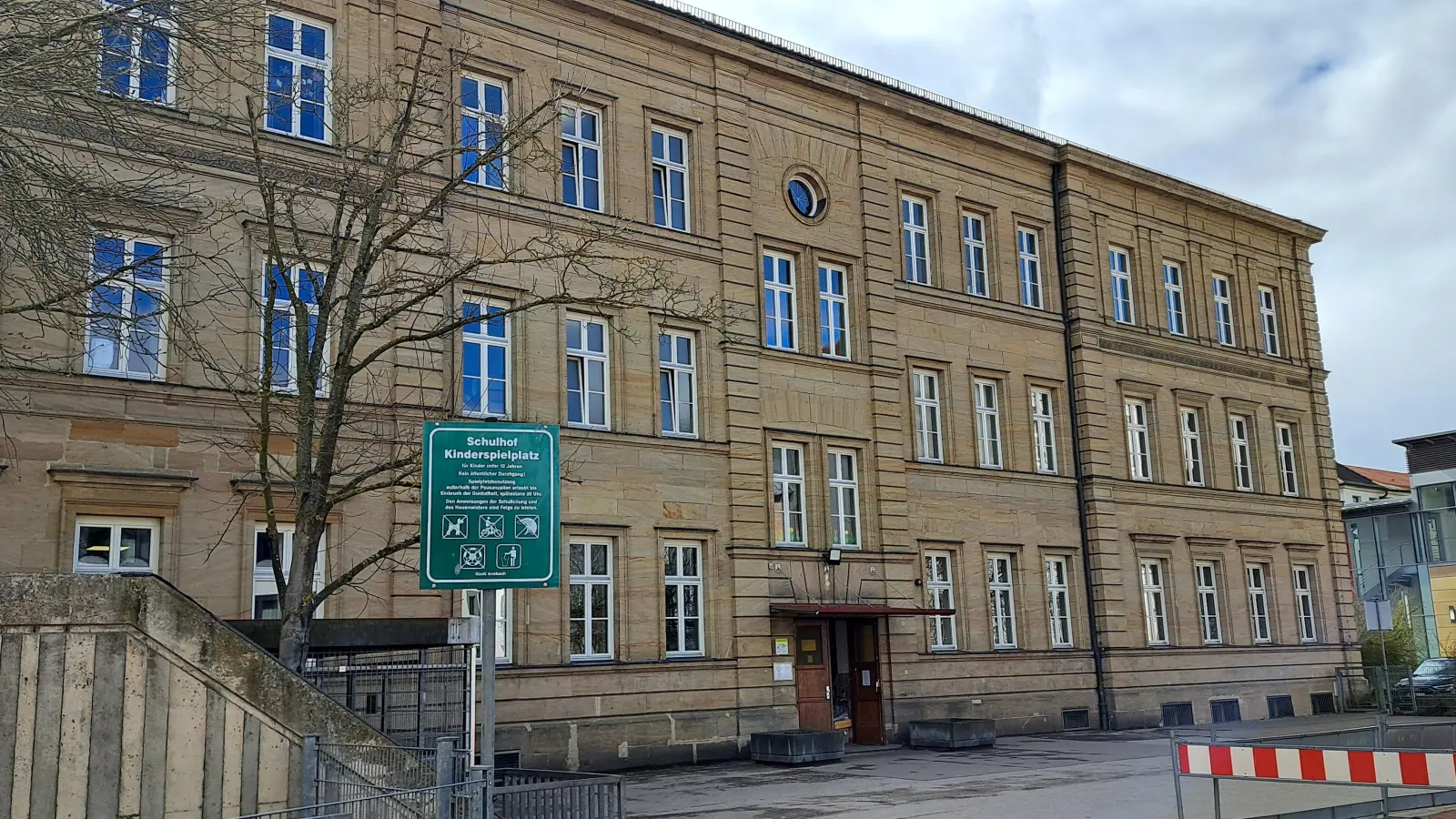 An der Karolinenschule fehlt sogar der Raum für eine Mittagsbetreuung. Hier müssen die Kinder in den Angletsaal am Karlsplatz umziehen. (Foto: Florian Schwab)