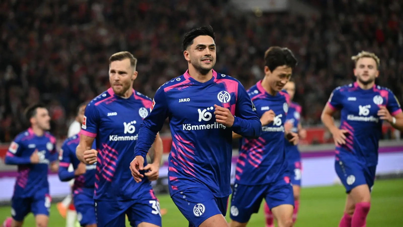 Amiri (M.) hatte nach seinem Treffer vor den Stuttgarter Fans gejubelt. (Foto: Marijan Murat/dpa)