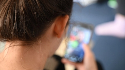 Das EU-Parlament stimmte mit deutlicher Mehrheit für die Forderung nach einem Mindestalter für soziale Medien. (Symbolbild)  (Foto: Niklas Graeber/dpa)