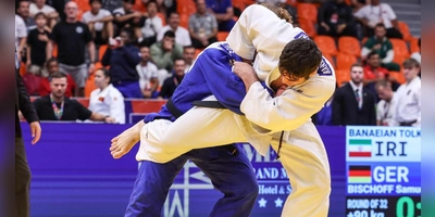 Samuel Bischoff (in blau) im Kampf gegen den Iraner Tolki. (Foto: IJF)