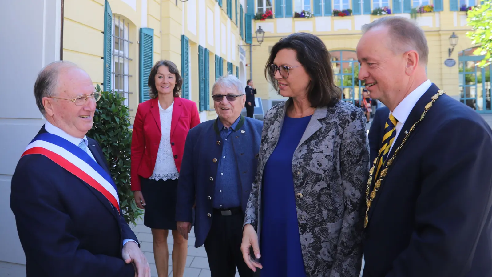 Vor der Stadtratssitzung begrüßte Landtagspräsidentin Ilse Aigner (Zweite von rechts) den ersten Vize-Rathauschef der Partnerstadt Anglet, Jean-Michel Barate (links). Mit dabei waren Elke Homm-Vogel, Bürgermeisterin in Ansbach, Ehrenbürger Klaus Dieter Breitschwert (Mitte) und Ansbachs OB Thomas Deffner. (Foto: Oliver Herbst)