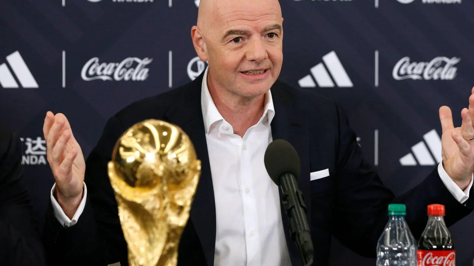 FIFA-Präsident Gianni Infantino bekam für seine WM-Pläne keinerlei Widerspruch.  (Foto: Noah K. Murray/AP/dpa)