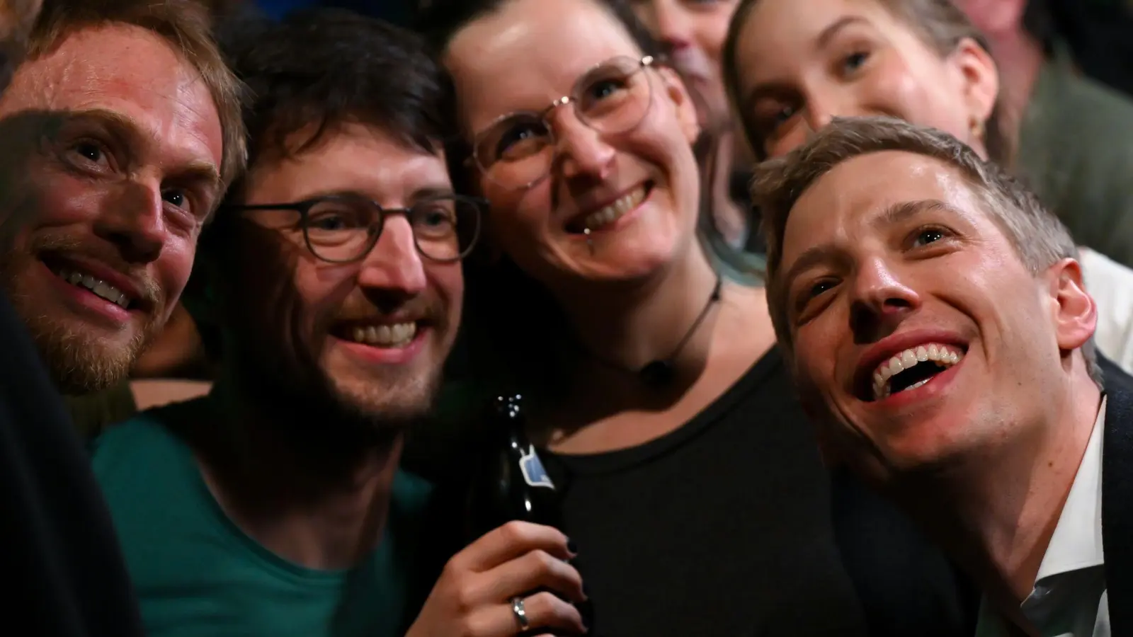 Dominik Krause nach seinem Wahlsieg auf der Party der Grünen.  (Foto: Sven Hoppe/dpa)