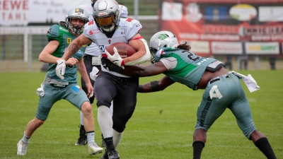 Patrick Cosby (am Ball) gelangen drei Touchdowns für die Franken Knights im Heimspiel gegen Landsberg. (Foto: Thomas Lüdtke)