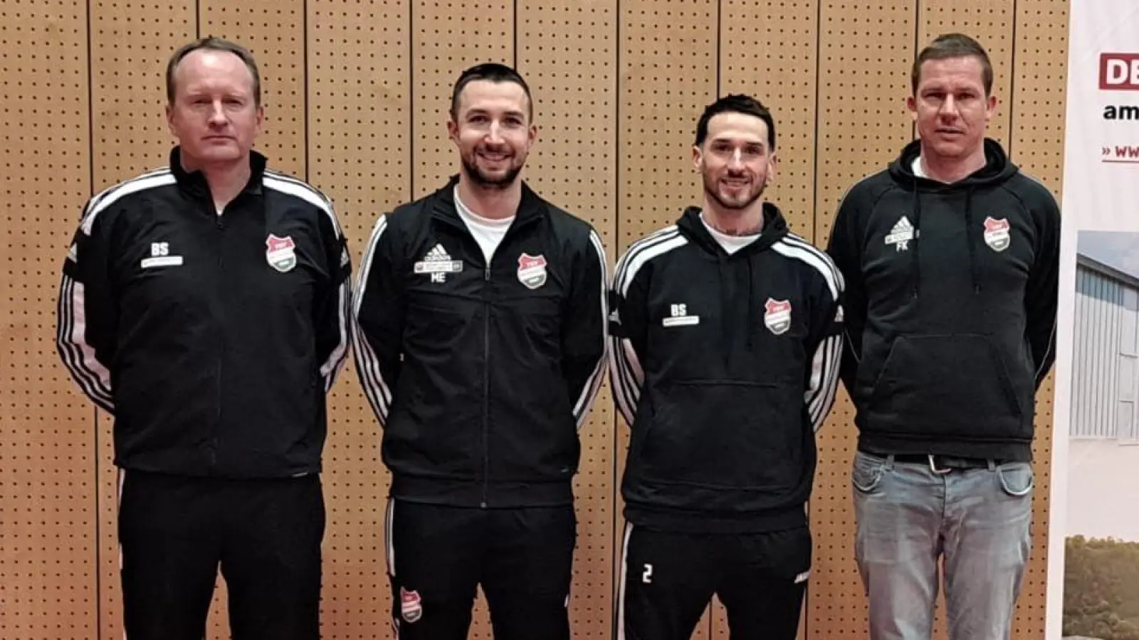 Abteilungsleiter Bernd Schuh (links) präsentiert das Trainertrio des TSV Marktbergel für die Saison 2025/26: (von links) Marco Ehrl, Michael Belzner und Florian Kolb. (Foto: Christine Schuh)