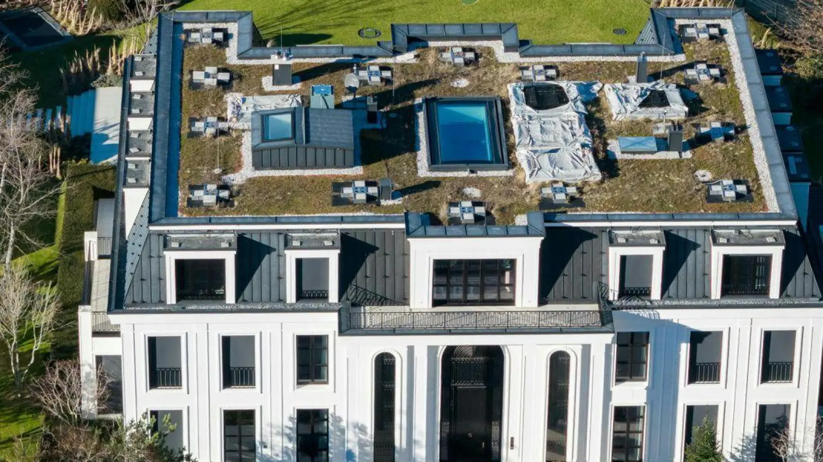 Außenansicht der von Signa-Gründer R. Benko privat genutzten Villa. (Foto: Johann Groder/Expa/APA/dpa)