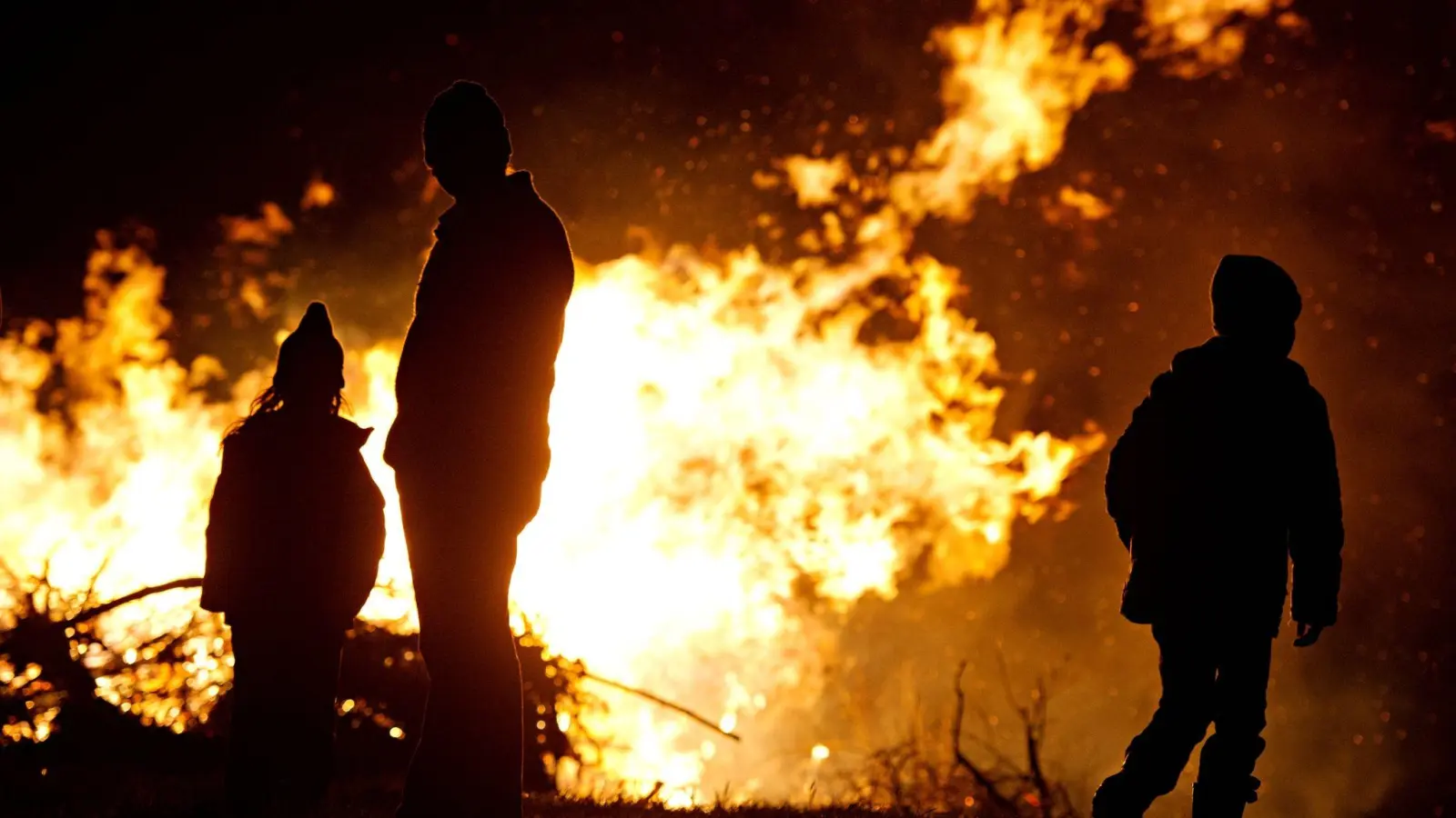 Mehrere Osterfeuer wurden zu früh angezündet. Die Polizei sucht jeweils die Täter. (Symbolbild: picture alliance/Nicolas Armer/dpa)