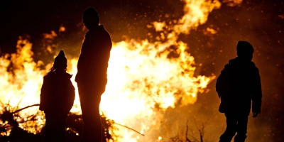 Mehrere Osterfeuer wurden zu früh angezündet. Die Polizei sucht jeweils die Täter. (Symbolbild: picture alliance/Nicolas Armer/dpa)