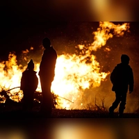 Sonnwendfeuer abzubrennen, ist eine beliebte Tradition in Westmittelfranken. Wenn die Natur allerdings ausgedörrt ist, gilt Vorsicht. (Foto: picture alliance/Nicolas Armer/dpa)