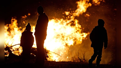 Sonnwendfeuer abzubrennen, ist eine beliebte Tradition in Westmittelfranken. Wenn die Natur allerdings ausgedörrt ist, gilt Vorsicht. (Foto: picture alliance/Nicolas Armer/dpa)