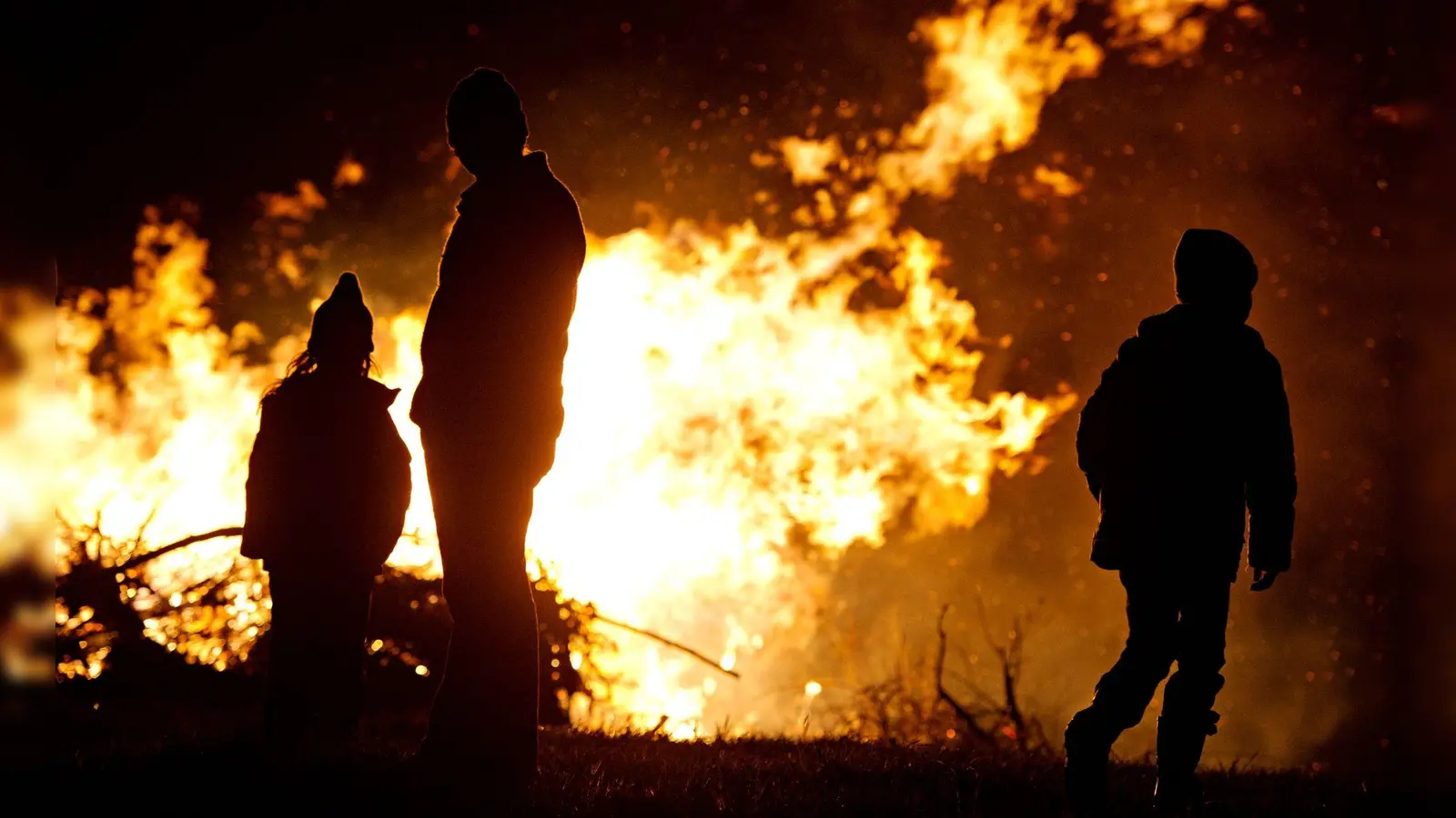 Sonnwendfeuer abzubrennen, ist eine beliebte Tradition in Westmittelfranken. Wenn die Natur allerdings ausgedörrt ist, gilt Vorsicht. (Foto: picture alliance/Nicolas Armer/dpa)