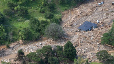 Unglück auf Campingplatz: Sechs Menschen wurden laut Polizeiangaben unter den Schlammmassen verschüttet.  (Foto: Corey Fleming/Pool New Zealand Herald/AP/dpa)