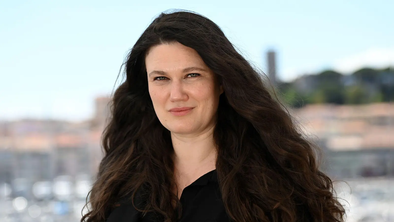 Regisseurin Mascha Schilinski nimmt mit ihrem Film „In die Sonne schauen“ eine Oscar-Hürde. (Archivbild) (Foto: Stefanie Rex/dpa)