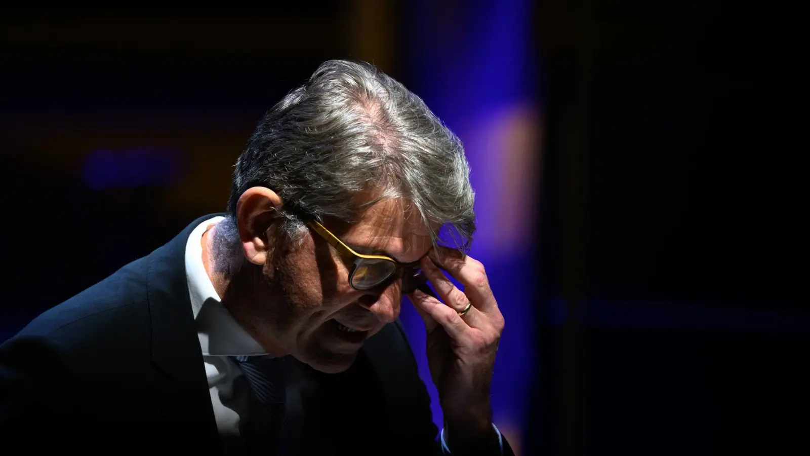 Kulturstaatsminister Wolfram Weimer musste sich im Leipziger Gewandhaus auch Buhrufe und Kritik anhören.  (Foto: Hendrik Schmidt/dpa)