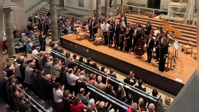 Begeisterter Applaus bei einem Konzert mit dem englischen Ensemble Solomon&#39;s Knot: Während die vorderen Reihen dicht besetzt waren, blieben viele günstige Plätze im hinteren Bereich der Gumbertuskirche leer.  (Foto: Lara Hausleitner)