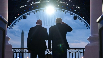  UFC-Boss Dana White und US-Präsident Donald Trump verfolgen den Jet-Überflug Seite an Seite vom Weißen Haus aus.  (Foto: Saul Loeb/Pool AFP via AP/dpa)